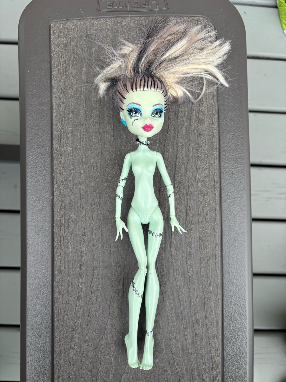 Monster High Frankie Stein Ghoul Spirit Nude 2008 Mattel Red Lipstick 11"